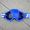 Une paire de lunettes de moto tout-terrain et ATV bleu vif avec une marque blanche sur le côté.