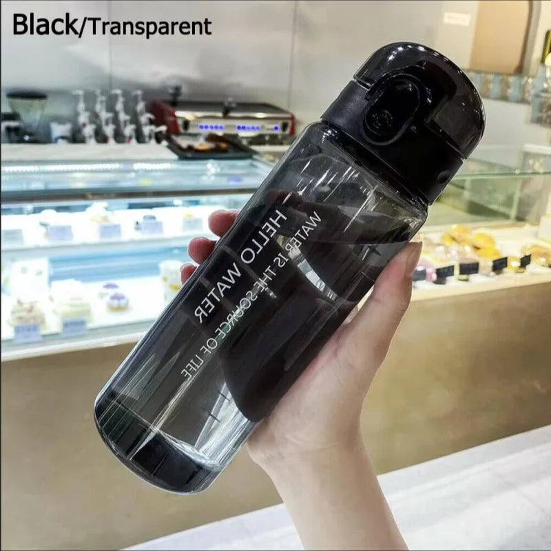 Eine Hand hält eine schwarze, durchsichtige, dichtende Sportflasche.