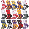 Eine Kollektion von dicken Basketballsocken für Herren in verschiedenen Farben wie rot, gelb, blau und weiß.