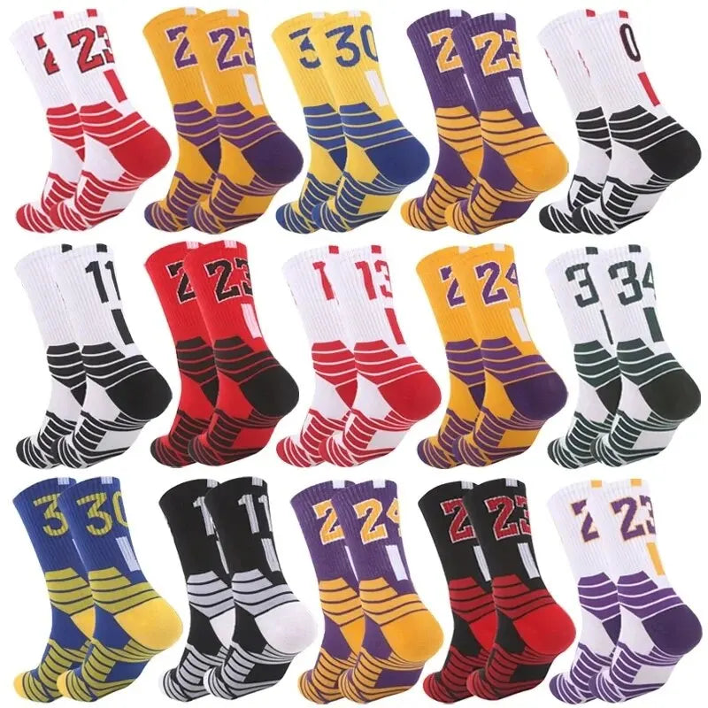 Eine Kollektion von dicken Basketballsocken für Herren in verschiedenen Farben wie rot, gelb, blau und weiß.