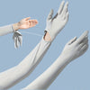 Una mano vistiendo una manga elástica protectora UV de color gris claro extendiendo los dedos.