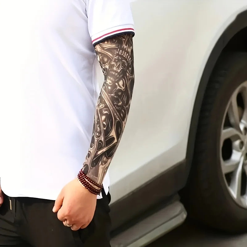 Une personne portant une chemise blanche et un pantalon noir, affichant une encre sombre sur son bras.