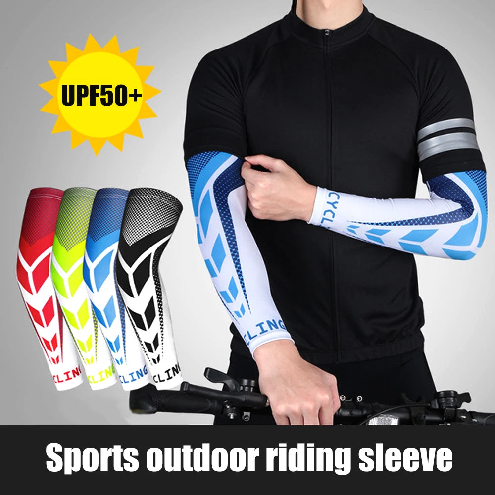 Un homme portant un t-shirt noir montre une manchette anti-UV respirante sur son avant-bras pour la conduite en extérieur.