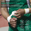 Mains appliquant du ruban adhésif sportif blanc à un poignet, démontrant ses caractéristiques comme l'absence de résidu et so