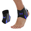 Fußgelenk mit schwarzem Kompressionsbandage und blauen Akzenten sowie silbernem 'M'-Logo.