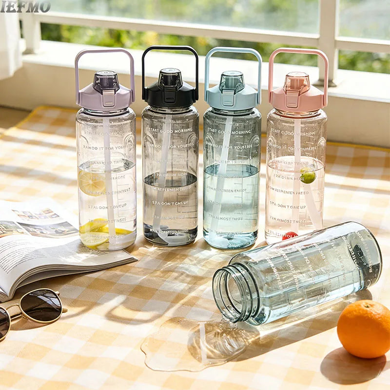 Eine Sammlung klarer Wasserflaschen mit Zeitmarkierungen und farbigen Deckeln auf einer Holzoberfläche.