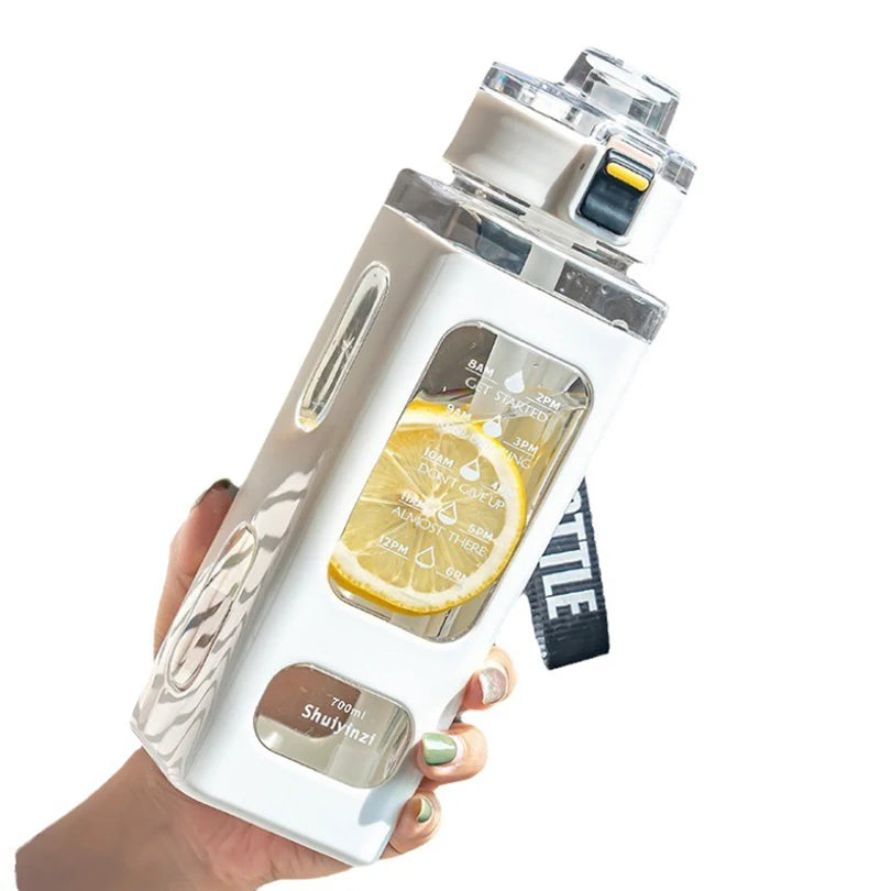 Eine Hand hält eine klare, tragbare Sportflasche mit Strohhalm, silber-weißes Design.