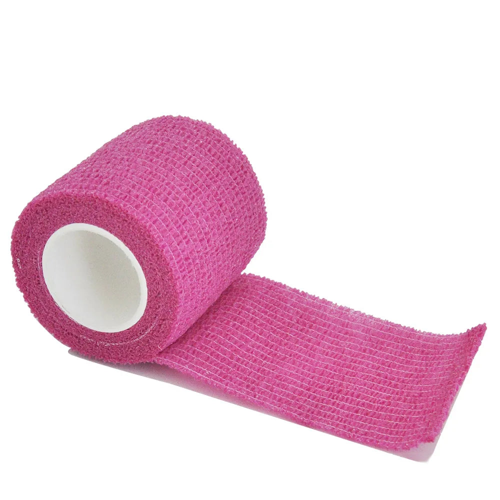 Rolle pinker Einweg-Tarnmuster-Tätowier-Grip-Tape auf weißem Kern