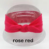 Rosa Rosen-rotes Stoff-Haarband auf klarem, runder Ständer