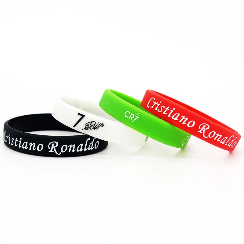 Drei Silikonarmbänder in schwarz, weiß und grün mit rotem Text mit Cristiano Ronaldo