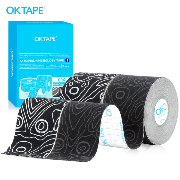 بكرة شريط كينيسولوجي أسود بنقوش بيضاء وصندوق OKTAPE ظاهر.