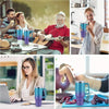 Termo de viaje en acero inoxidable morado y turquesa con tapa de pajita, junto a un bloque de yoga.