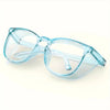Klares anti-nebelndes Schutzbrille mit hellblauen Rahmen, von oben sichtbar.