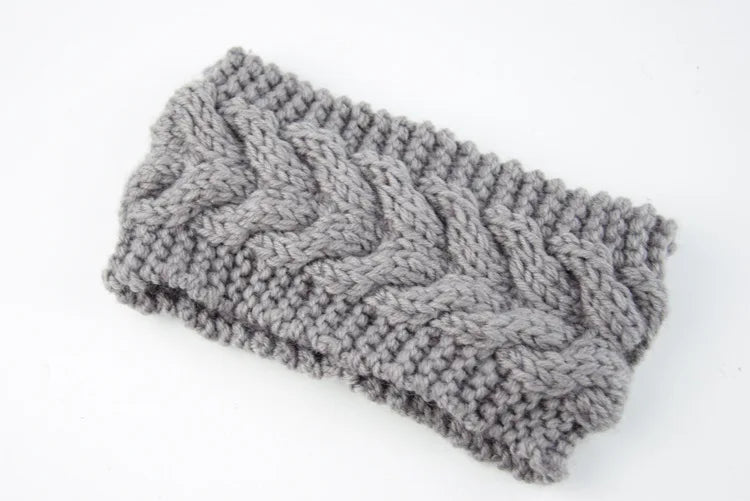 Diadema de punto gris con patrón de cable tejido.