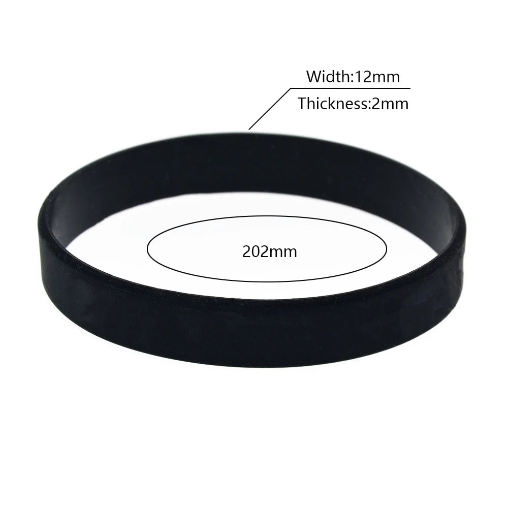 Schwarzes Silikon-Armband mit 12 mm Breite und 2 mm Dicke.