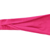Un bandeau élastique rose vif plié et présenté sur un fond blanc.