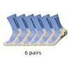 Sechs Paar hellblaue sportliche Anti-Rutsch-Sportsocken in einer Reihe.