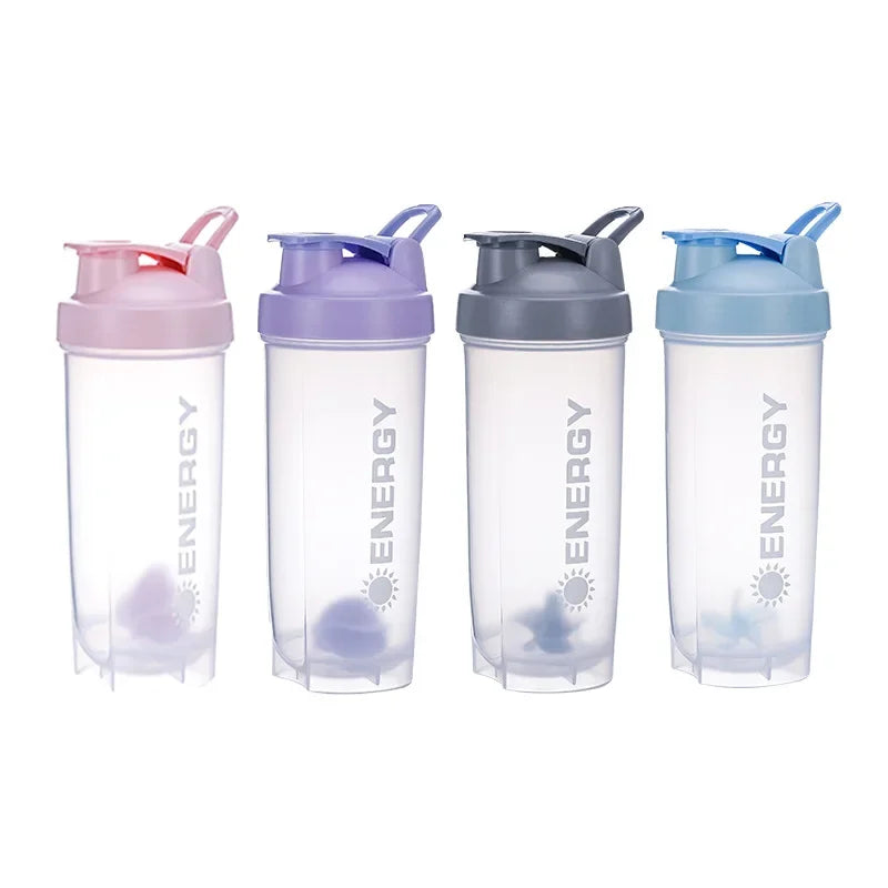 Ein Set von vier tragbaren Proteinpulver-Shakerflaschen in verschiedenen Violett-, Blau- und Grautönen.