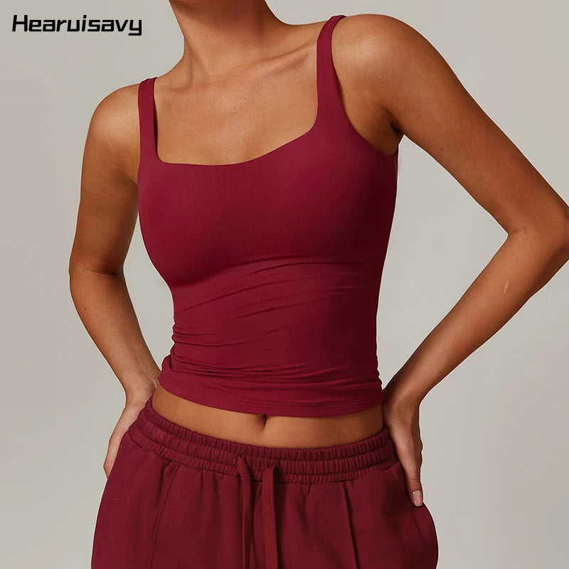 Modelo vistiendo un top deportivo de cuello cuadrado color granate y la parte inferior a juego.