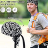 Un hombre vistiendo una bandana ligera, transpirable y de secado rápido, y una mochila para actividades al aire libre.