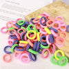Haufen bunter Nylon-Elastik-Haargummis in verschiedenen Pink-, Grün-, Gelb- und Blautönen.