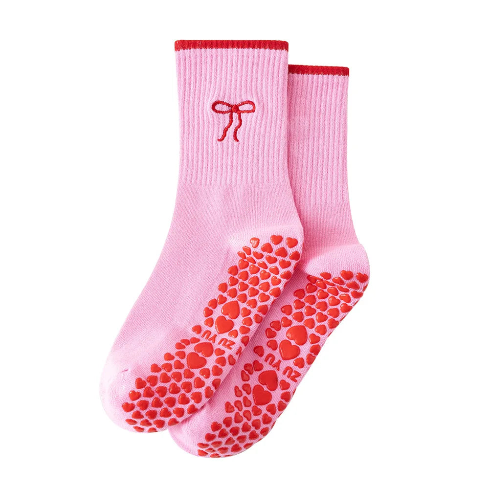 Pink gestrickte Yoga- und Fitnesssocken mit rotem Rand und dekorativer Schleife