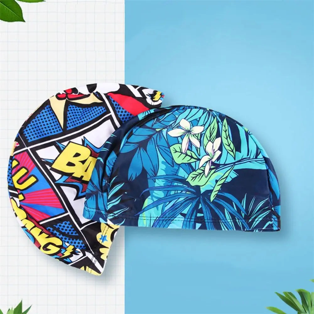 Une casquette de bain imprimée bleu et noir est montrée sur un fond bleu clair.