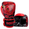Ein Paar rote und schwarze Boxhandschuhe mit Drachendesign in einem Studio