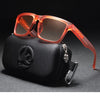 Ein Paar orange getönte Polarisiertes Sonnenbrille liegt auf einer schwarzen Tasche.