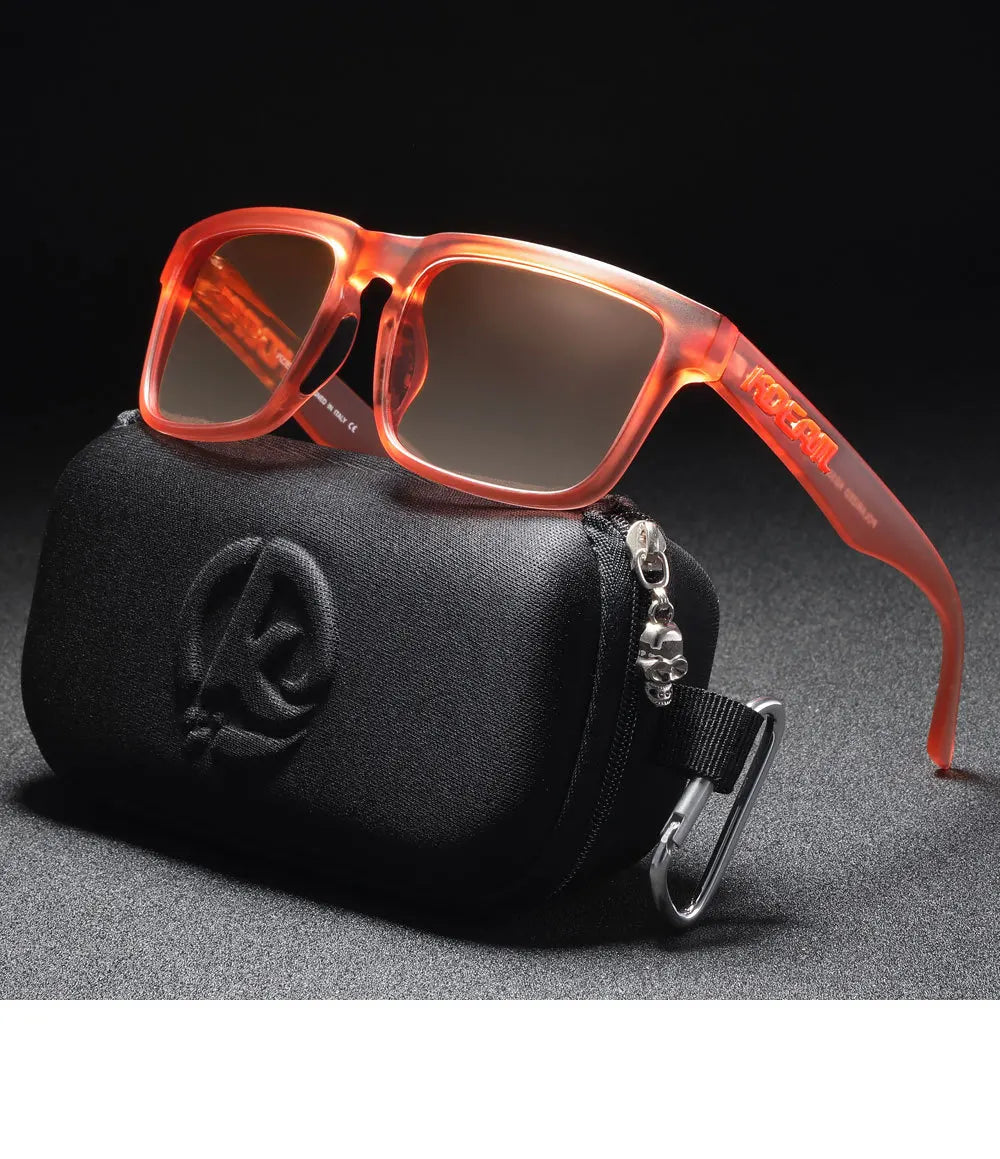 Ein Paar orange getönte Polarisiertes Sonnenbrille liegt auf einer schwarzen Tasche.