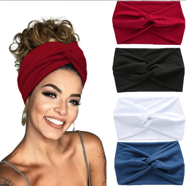 Una mujer modela una diadema deportiva roja junto a versiones negras, blancas y azules.