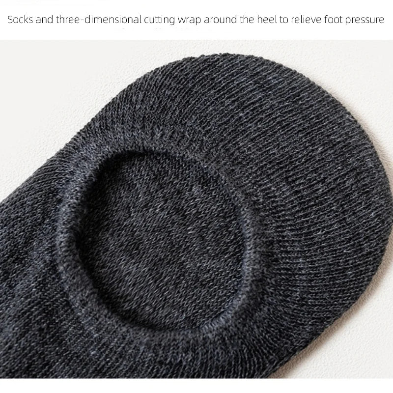 Gros plan d'un chaussette de compression gris foncé en tricot, conçu pour soulager la pression au talon.