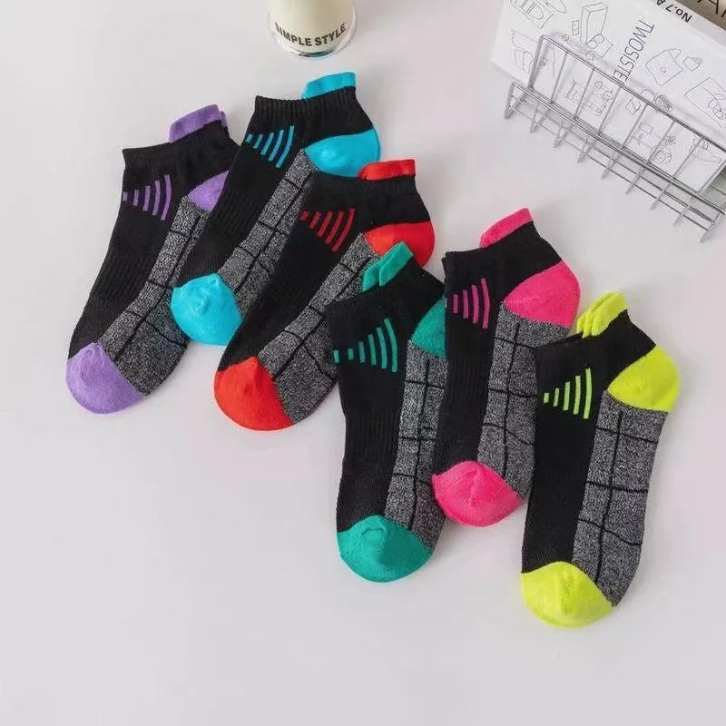 Colección de calcetines deportivos bajos de colores con patrones en negro y gris y acentos de neón.