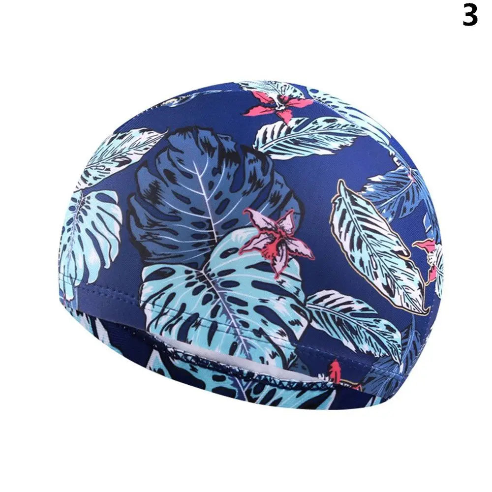 Bonnet de bain bleu avec motif de feuille et fleur tropicale.