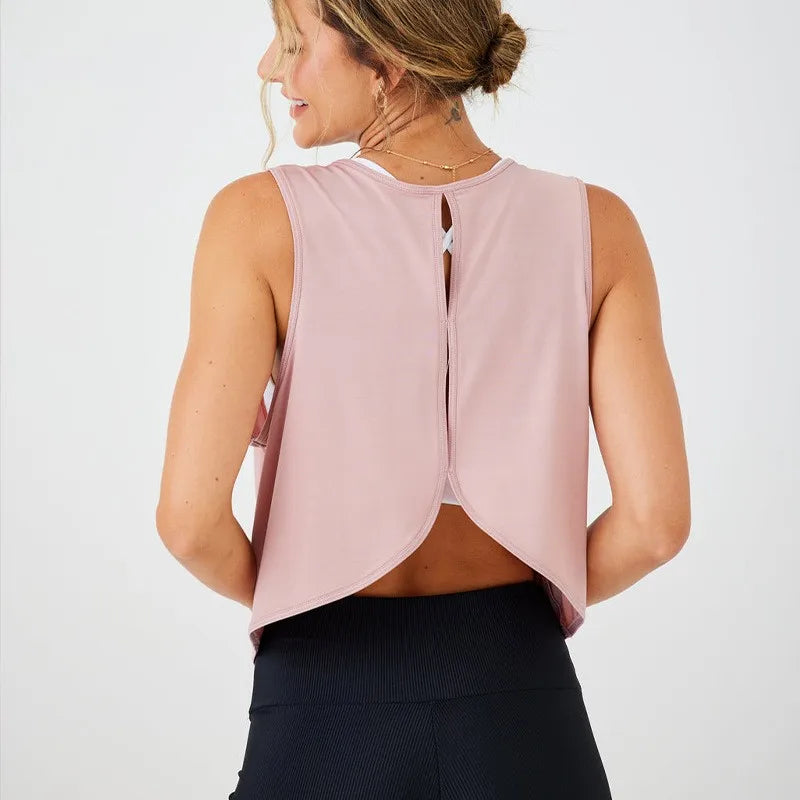 Eine Frau trägt ein pinkes, nahtloses Crop-Top für Yoga und Fitness.