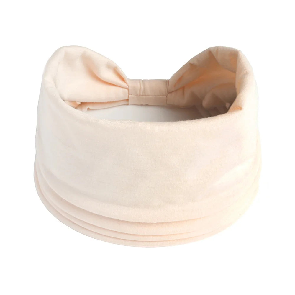 Foulard en coton boho rose pâle avec un nœud, montré à plat.