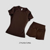 Un conjunto de dos tops y bottoms de yoga marrones de cintura alta para mujer