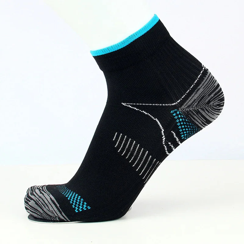Chaussettes de compression noires avec des accents sarcelle et un motif texturé, vue de côté.