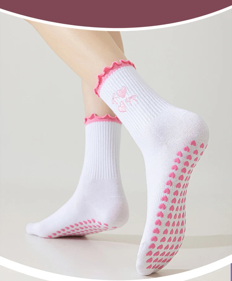 Chaussettes de yoga blanches avec des cœurs roses brodés et une adhérence antidérapante