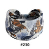 Bandeau en tissu à motifs botaniques dans des tons de brun, bleu et blanc.