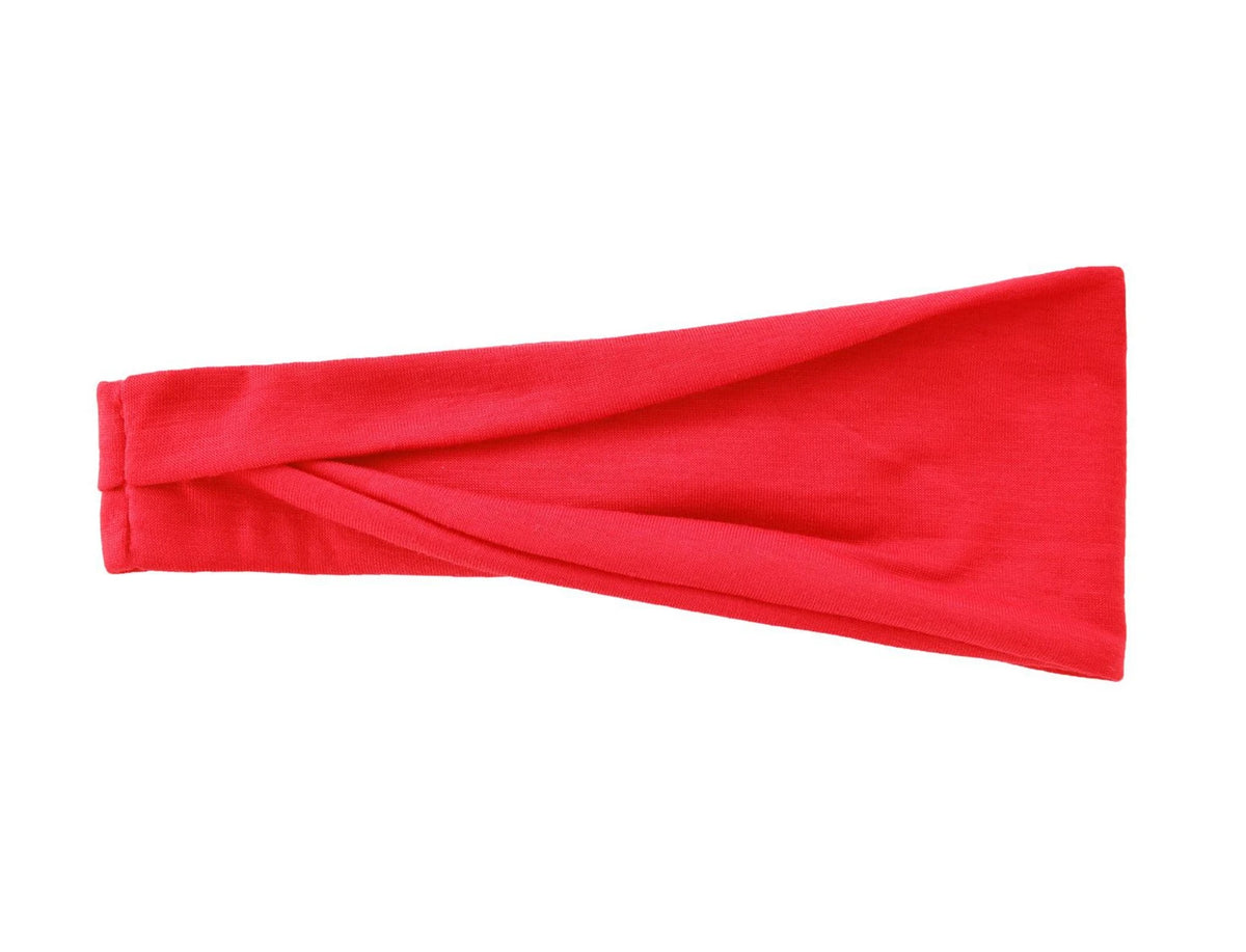 Un bandeau élastique rouge vif plié et présenté sur un fond blanc.
