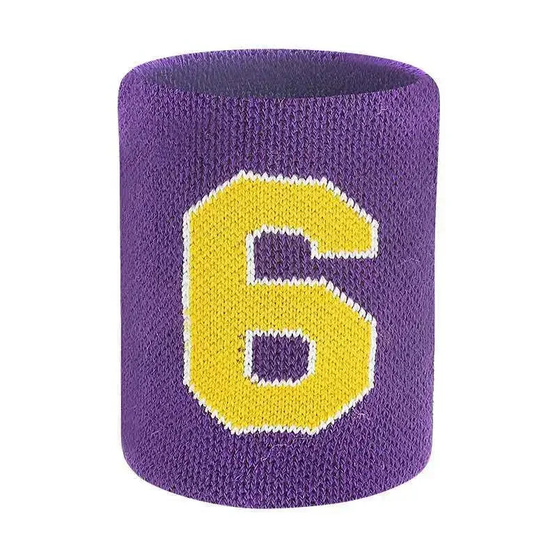 Bracelet tricoté violet avec le chiffre six jaune brodé