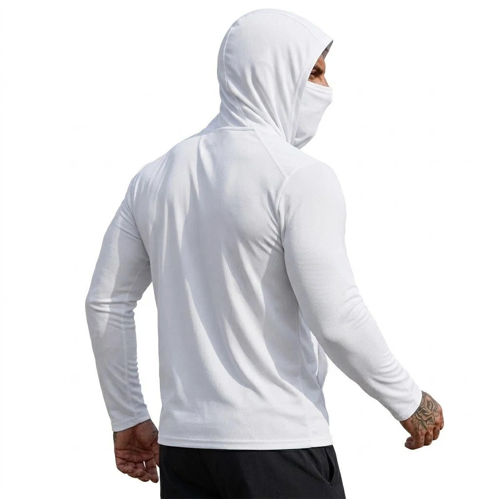 Rückansicht eines Mannes in einem weißen leichten Performance-Kapuzenpullover.