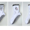 Chaussettes de yoga blanches avec broderie noire et motifs antidérapants
