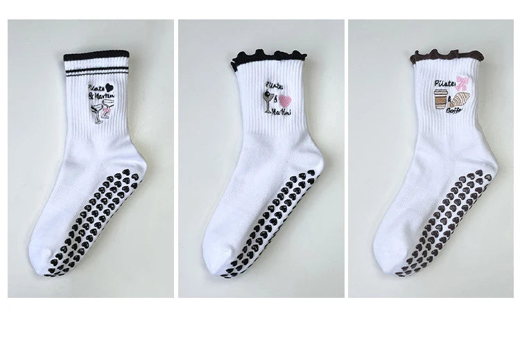 Chaussettes de yoga blanches avec broderie noire et motifs antidérapants