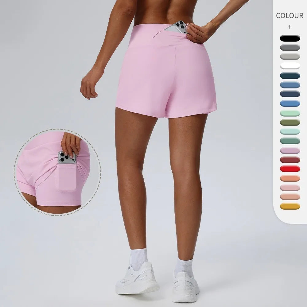 Eine Frau modelliert rosa schnelltrocknende Sportshorts für Damen in einem Studio.