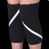 Manchettes de genou noires avec une bande diagonale blanche sur la cuisse.