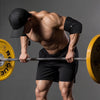 رجل مفتول العضلات يؤدي تمرين سحب بالبار ويرتدي أكمام ضاغطة سوداء من النيوبرين.