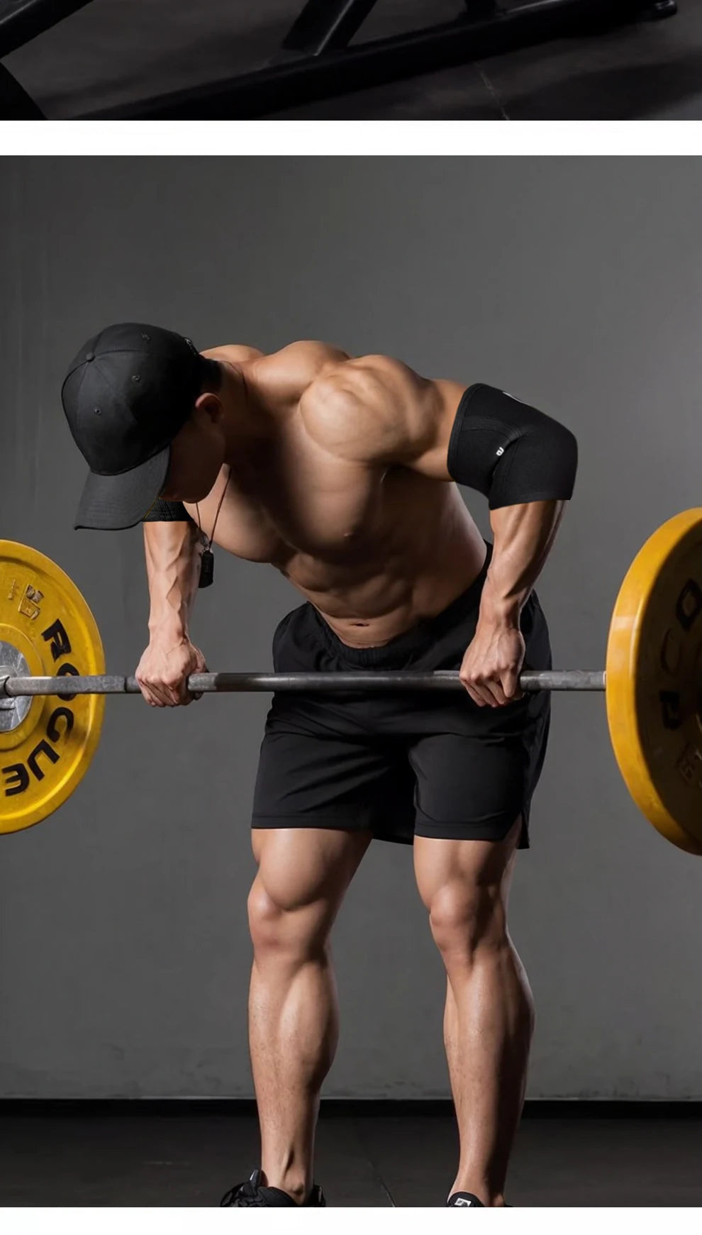 رجل مفتول العضلات يؤدي تمرين سحب بالبار ويرتدي أكمام ضاغطة سوداء من النيوبرين.