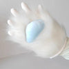 Gants en peluche blancs à moitié pattes de chat avec un détail de patte bleu clair